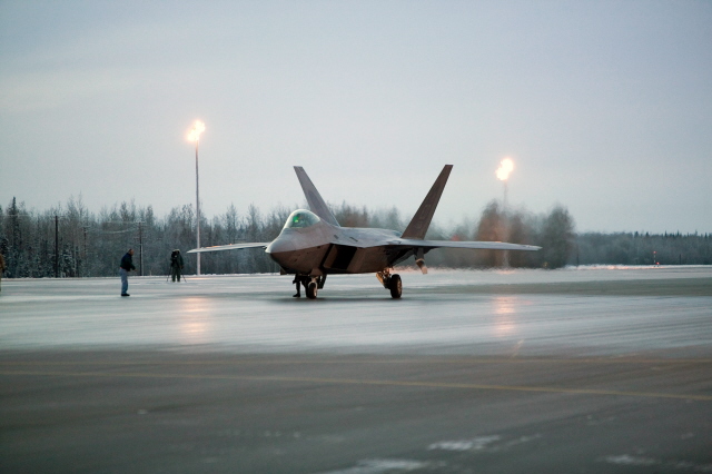 F-22 endures 3-week, cold-weather test at Eielson